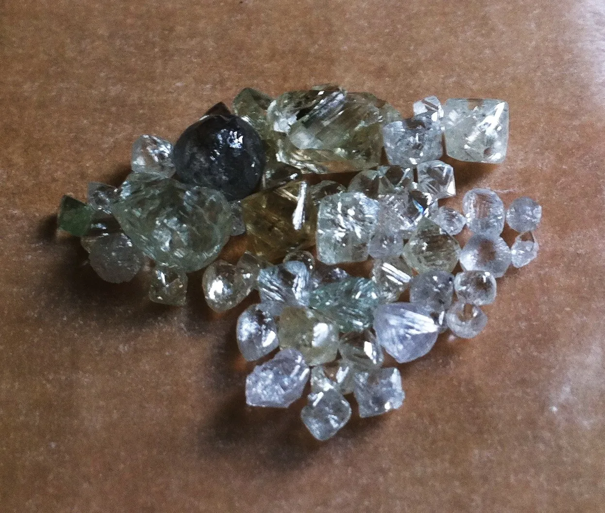 Природные бриллианты купить. Алмаз природный необработанный. Натуральный цвет алмаза. Алмазы Сростки. Маленький Алмаз.