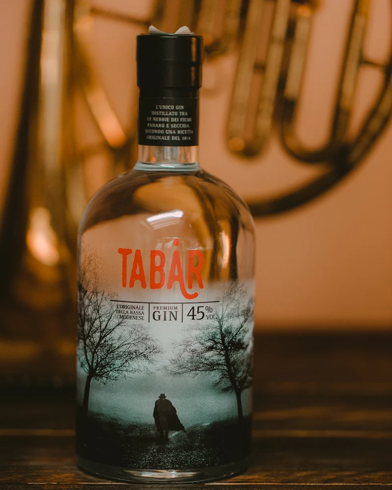 
A perfect balance between 9 different botanicals 70 cl COMPOUND GIN 