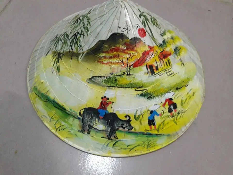 Được làm từ lá dừa và được chế tác thủ công, Palm-leaf Conical Hat là một biểu tượng thực sự của đất nước Việt Nam. Hình ảnh của những chiếc nón lá đượm đà văn hóa Việt Nam sẽ mang đến cho bạn cảm giác rung cảm và yêu nước. Hãy để mình trải nghiệm và tận hưởng những khoảnh khắc đầy ý nghĩa khi chiêm ngưỡng những bức hình này.