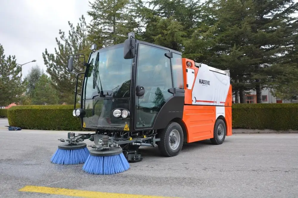 high quality tow truck street sweeper with sweeping brushes