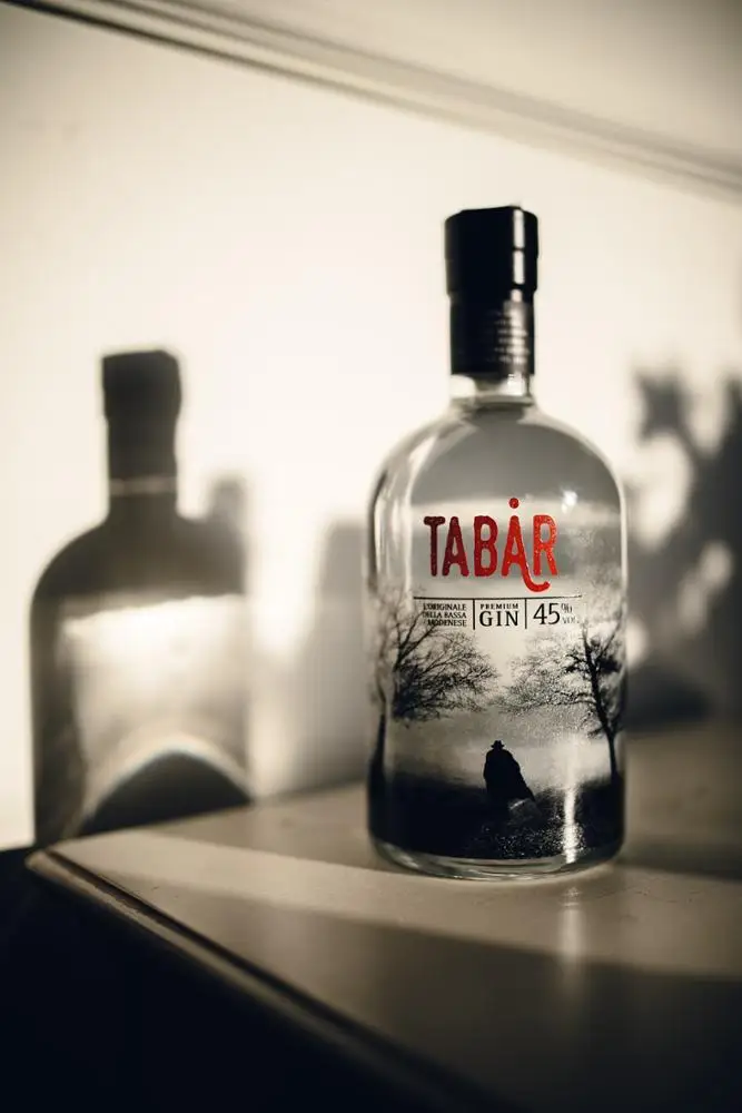 
A perfect balance between 9 different botanicals 70 cl COMPOUND GIN 