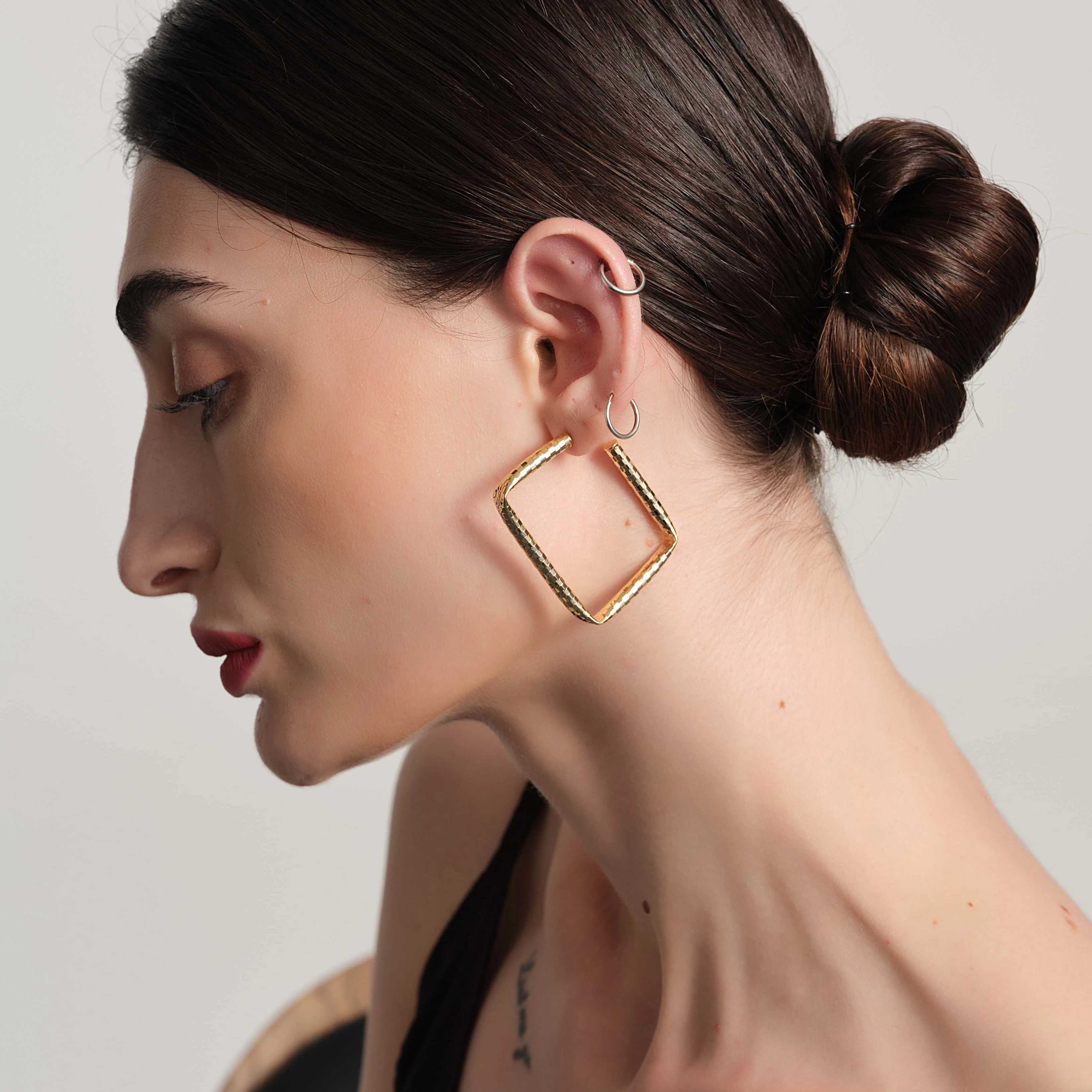 

Free sample Wild Hoops 18K Gold Plated 925 Sterling Silver Needle Textured Round Square Large Thin Hoop Earrings for Women 2022