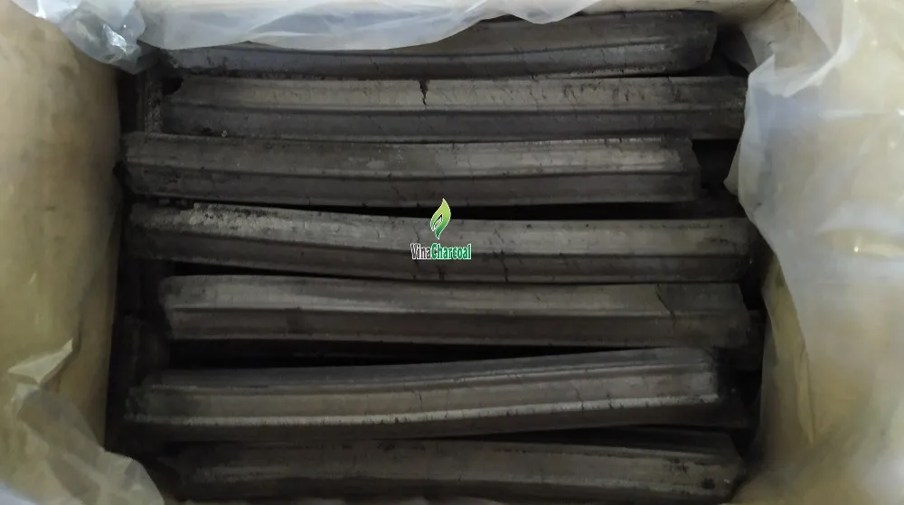 Брикеты древесного угля из опилок. Чёрные прессованые брикеты. Брикет угля для буржуйки. Топливные гранулы и брикеты. Древесный уголь из опилок.