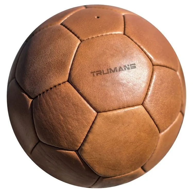 Кожаный мяч купить. Кожаный футбольный мяч. Коричневый мячик. Мячик футбольный кожаный. Классический футбольный мяч.