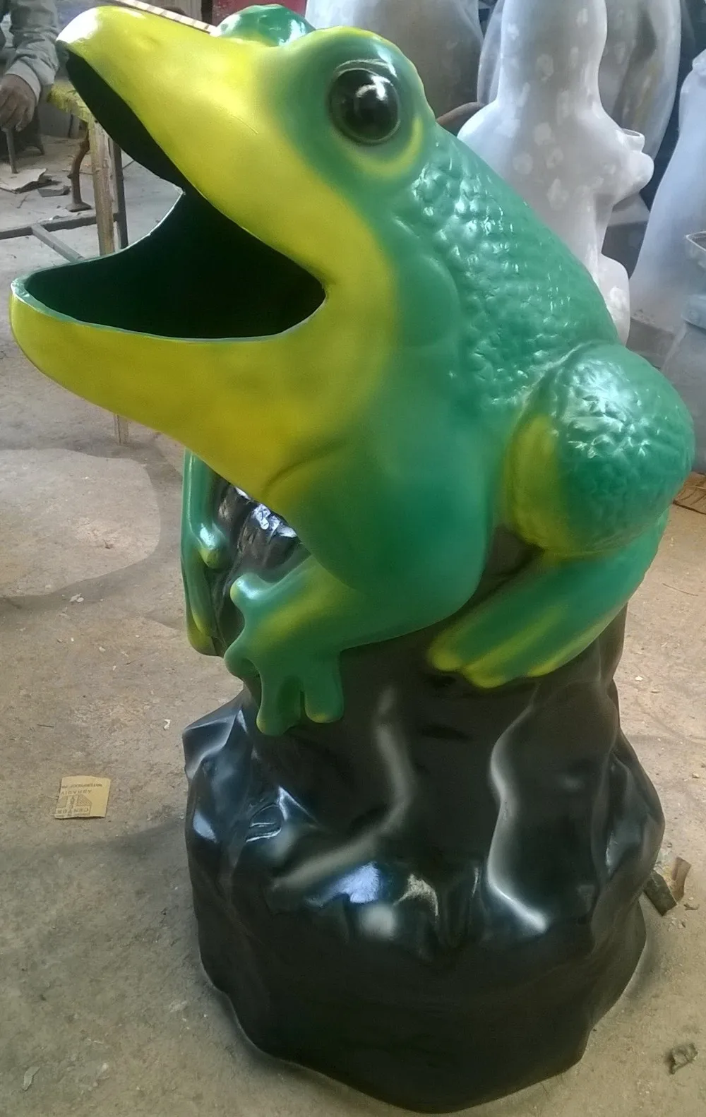 青蛙造型设计师垃圾箱的户外垃圾箱的垃圾桶 - buy dustbin,standard