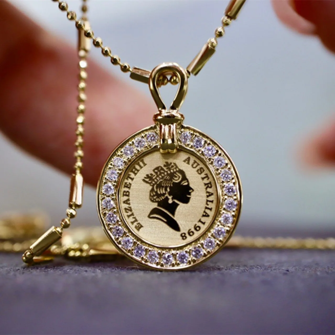 

Gold Vintage Gold Coin Queen Head Pendant Au750 Jewelry Medal 18K Gold Diamond Necklace, Picture shows