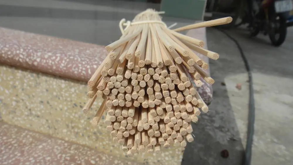 
different between kinds of rattan raw material natural and plastic for making furniture 
