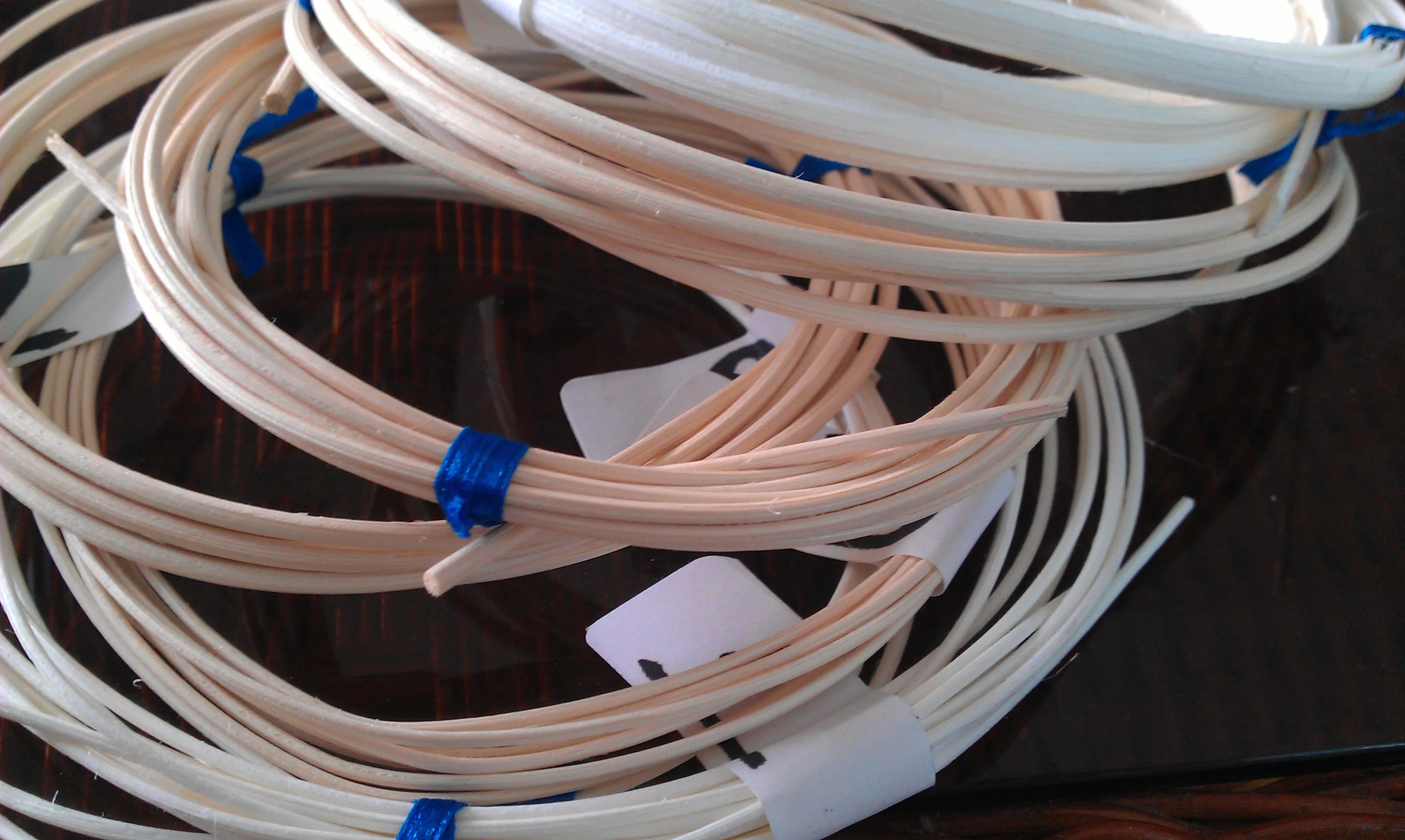 
different between kinds of rattan raw material natural and plastic for making furniture 